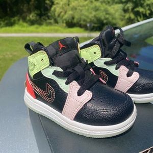 Jordan 1 Mid (Glow in the Dark)